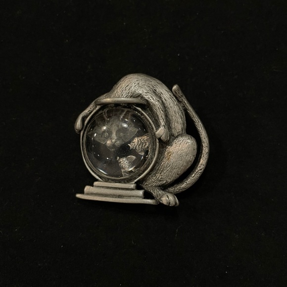 Vintage signed JJ silver pewter cat looking into fishbowl brooch/Pin - Picture 1 of 2
